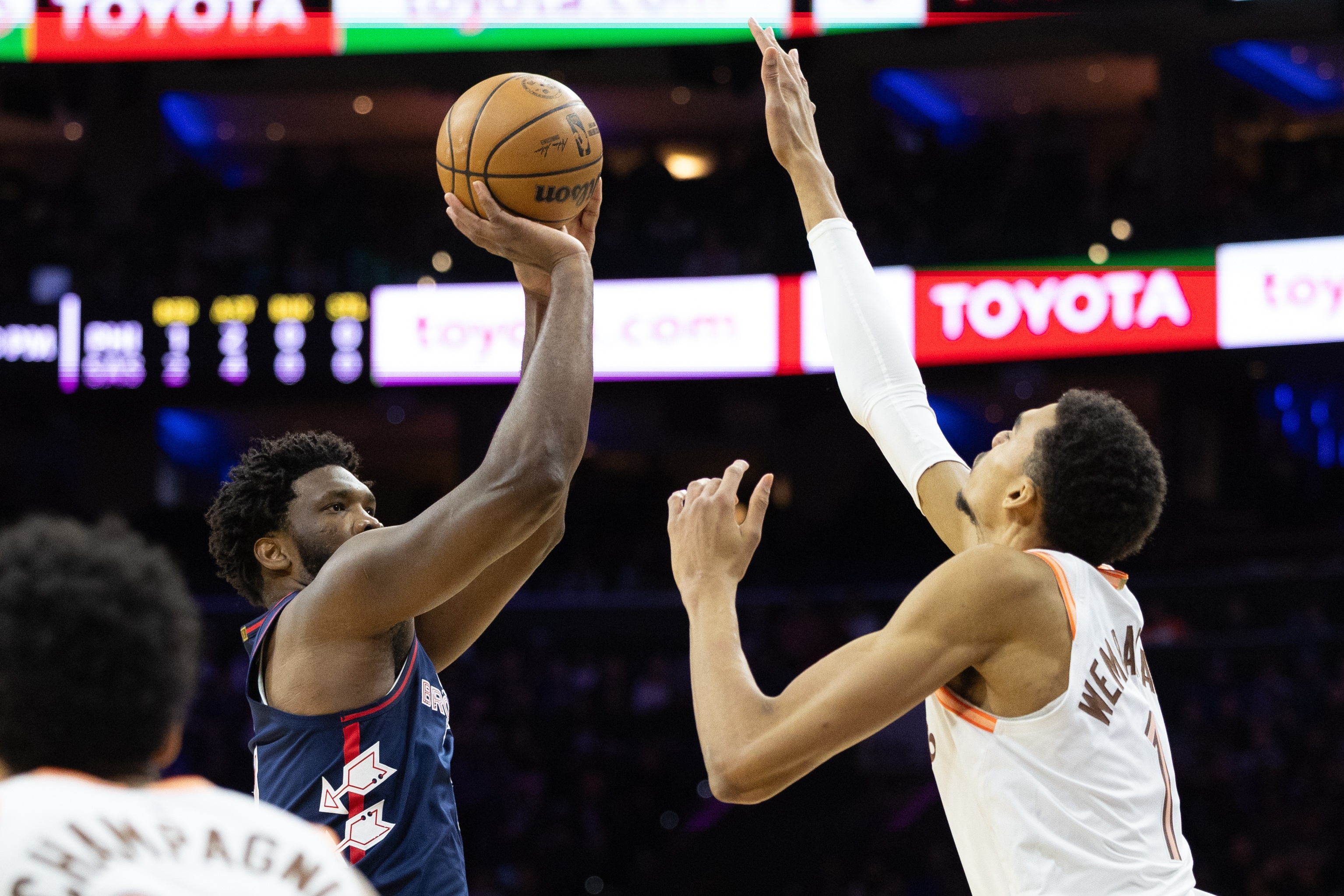 app下载-拿下一血!文班亚马面对恩比德首次获胜 生涯战绩来到1胜2负